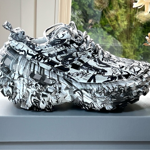 New and authentic Balenciaga Extreme Graffiti Print Sneakers. Size 43. Boxed - Picture 4 of 14